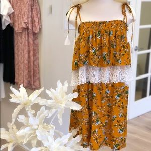 Floral short dress with lace detail